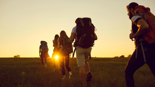 5 unge med backpacker rygsæk