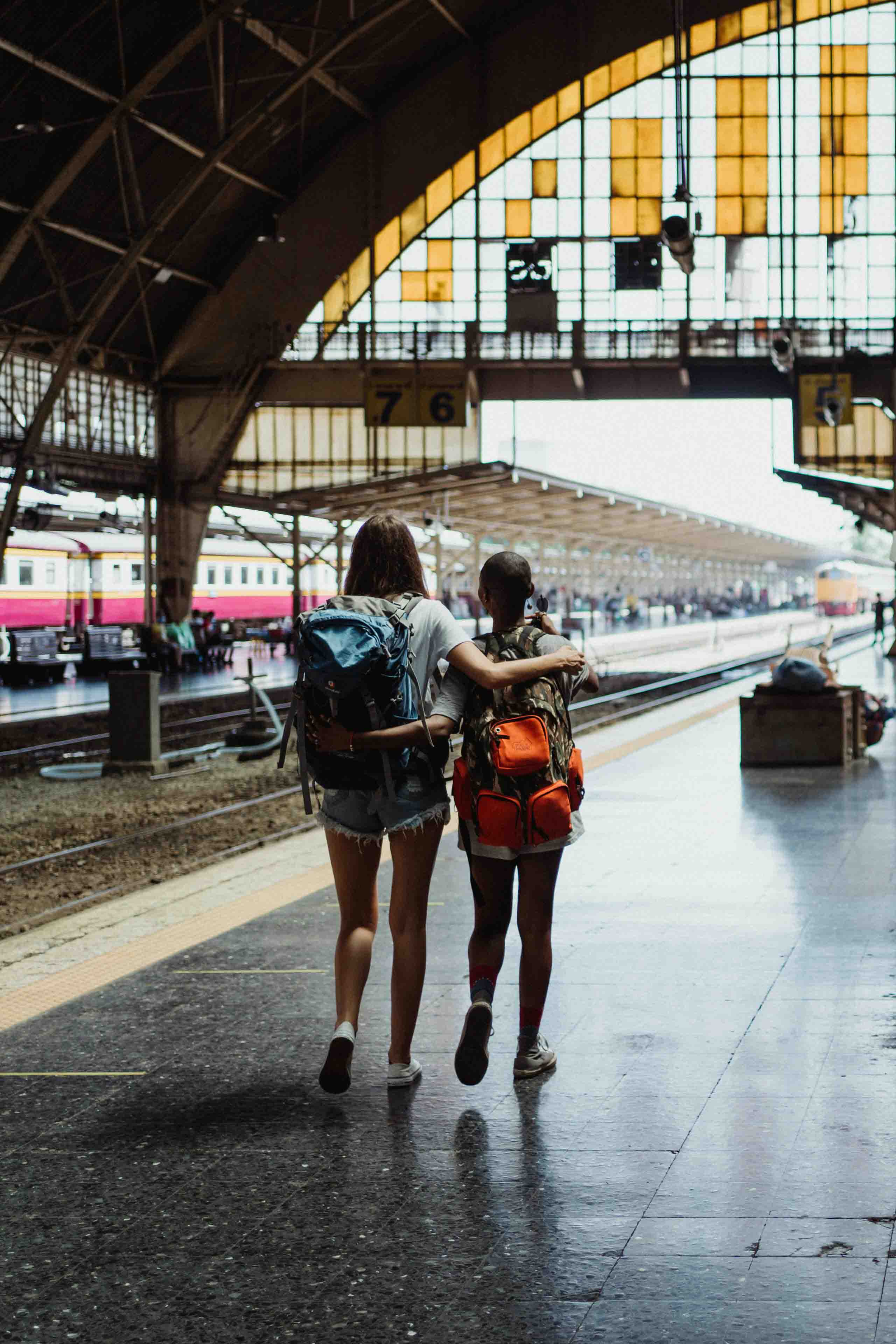 Nicole (til venstre) og Claire(til højre) på en perron på togstation